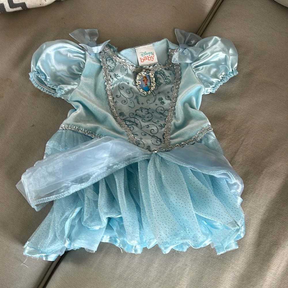 Snow White baby dress, tag says 12-18 months but more like 3-6 months Disney
